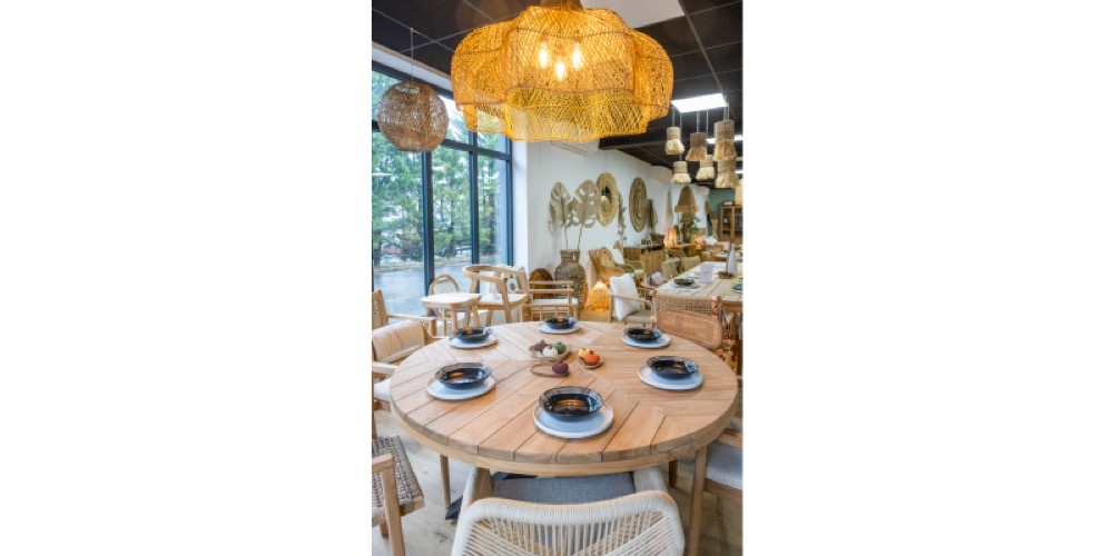 Mobilier en teck massif Balinaisa dans le showroom