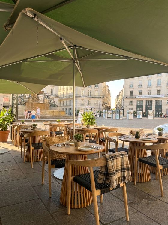 La même terrasse de café aménagée par Balinaisa.ai