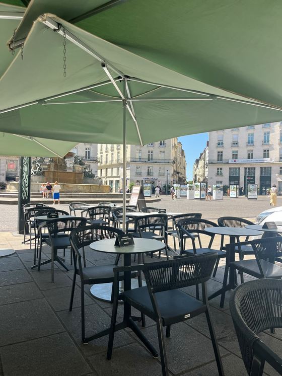 Terrasse de café avant aménagement