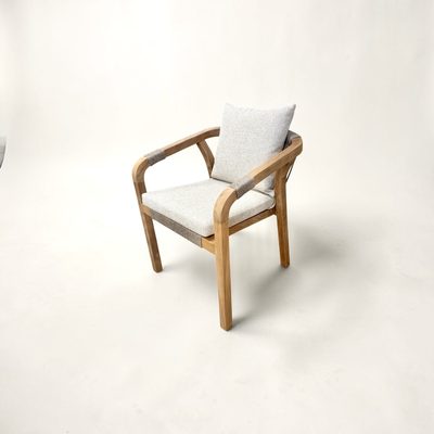 Chaise avec accoudoirs Nara en teck massif